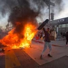 [Video] Mỹ: Người biểu tình châm lửa đốt cháy hàng loạt xe sang
