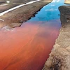 Vệt dầu loang màu đỏ trên sông Ambarnaya. (Nguồn: nypost.com)