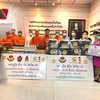 Lễ trao tượng Phật, xe lăn và vật tư y tế phòng chống dịch COVID-19 cho Bệnh viện tỉnh Udon Thani. (Ảnh: TTXVN phát)