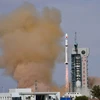 Tên lửa đẩy Trường Chinh-2D rời bệ phóng tại Trung tâm phóng vệ tinh Tửu Tuyền ở Khu tự trị Nội Mông, Trung Quốc ngày 31/5/2020. (Ảnh: THX/TTXVN)