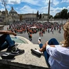 Người dân vui chơi tại quảng trường ở Rome, Italy, ngày 2/6/2020. (Ảnh: AFP/TTXVN)