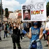 Người biểu tình giơ cao khẩu hiệu phản đối nạn phân biệt chủng tộc tại Rome, Italy. (Nguồn: Reuters)