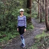 Chị Phượng Phan thực hiện thử thách đi bộ trong rừng Berowra Valley National Park, Tây Bắc Sydney để gây quỹ giúp trẻ em Việt Nam. (Ảnh do nhân vật cung cấp)