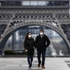Người dân đeo khẩu trang phòng dịch COVID-19 tại Paris ngày 18/3/2020. (Ảnh: AFP/TTXVN)