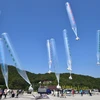 Các nhà hoạt động Hàn Quốc dùng bóng bay thả truyền đơn sang Triều Tiên. (Nguồn: AFP)