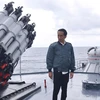 Tổng thống Joko Widodo đứng trên boong một con tàu Hải quân Indonesia. (Nguồn: Reuters)