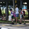 Người dân đeo khẩu trang phòng lây nhiễm COVID-19 tại Singapore ngày 2/6/2020. (Ảnh: THX/TTXVN)