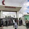 Người dân tập trung bên ngoài một bệnh viện ở thành phố Hebron, Bờ Tây để chờ xét nghiệm COVID-19 ngày 19/6/2020. (Ảnh: AFP/TTXVN)