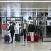 Hành khách tại một nhà ga ở Barcelona, Tây Ban Nha ngày 19/6/2020. (Ảnh: THX/TTXVN)