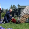 Tổng thống Nga Putin đặt hoa viếng các chiến sỹ Hồng quân Liên Xô hy sinh trong cuộc chiến chống phátxít Đức. (Nguồn: Reuters)