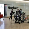 Hành khách tại sân bay quốc tế Heathrow ở London, Anh ngày 22/5/2020. (Ảnh: AFP/TTXVN)