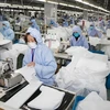 Công nhân làm việc tại một nhà máy dệt may ở tình Giang Tô, Trung Quốc. (Nguồn: AFP)