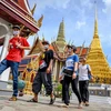 Khách du lịch thăm quan Cung điện Hoàng gia ở Bangkok, Thái Lan ngày 7/6/2020. (Ảnh: AFP/TTXVN)