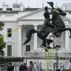 Người biểu tình tìm cách kéo đổ tượng Andrew Jackson tại quảng trường Lafayette bên ngoài Nhà Trắng ngày 22/6. (Nguồn: Getty Images)