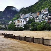 Nước sông dâng cao do mưa lớn tại Trùng Khánh, Trung Quốc ngày 12/6/2020. (Ảnh: THX/TTXVN)