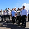 Bộ trưởng Bộ Kế hoạch và Đầu tư Nguyễn Chí Dũng (thứ 5 từ trái sang) tham quan tại Công ty TNHH Công nghiệp Doosan Việt Nam. (Ảnh: Lê Ngọc Phước/TTXVN)