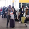 Hành khách tại sân bay Heathrow ở thủ đô London, Anh, ngày 8/6/2020. (Ảnh: THX/TTXVN)