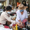 Người dân đeo khẩu trang phòng lây nhiễm COVID-19 tại một khu chợ ở Frankfurt, Đức, ngày 4/7/2020. (Ảnh: THX/TTXVN)