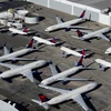 Các máy bay của hãng hàng không Delta Airlines nằm chờ do tình trạng hạn chế bay bởi dịch COVID-19. (Nguồn: Reuters)