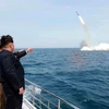 Bức ảnh được cho là nhà lãnh đạo Triều Tiên Kim Jong-un thị sát một vụ thử tên lửa đạn đạo phóng từ tàu ngầm. (Nguồn: EPA)