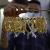 Vàng trang sức được bày bán tại tiệm kim hoàn ở Cairo, Ai Cập, ngày 22/5/2020. (Ảnh: THX/TTXVN)