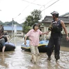 Sơ tán người dân khỏi khu vực ngập lụt sau những trận mưa lớn tại Omuta, tỉnh Fukuoka, tây nam Nhật Bản ngày 7/7/2020. (Ảnh: Kyodo/TTXVN)