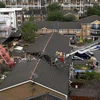 Chiếc cần cẩu bị đổ sập vào nhà dân tại London, Anh. (Nguồn: Getty Images)