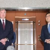 Thứ trưởng Ngoại giao kiêm đặc phái viên của Mỹ về vấn đề Triều Tiên Stephen Biegun (trái) trong cuộc họp báo chung sau hội đàm với Đặc phái viên Hàn Quốc về hòa bình trên bán đảo Triều Tiên Lee Do-hoon, tại Seoul ngày 8/7/2020. (Ảnh: YONHAP/TTXVN)