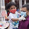Người dân đeo khẩu trang phòng lây nhiễm COVID-19 tại Dhaka, Bangladesh, ngày 20/6/2020. (Ảnh: THX/ TTXVN)