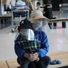 Công dân chờ làm thủ tục ở sân bay Narita. (Ảnh: Đào Thanh Tùng/TTXVN)