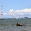 Lưới điện quốc gia ra xã đảo Tiên Hải, thành phố Hà Tiên. (Ảnh: Lê Huy Hải/TTXVN)