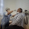 Một bệnh nhân được lấy mẫu xét nghiệm COVID-19 tại bệnh viện ở Soweto, Nam Phi ngày 14/7/2020. (Ảnh: AFP/TTXVN)