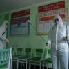 Nhân viên y tế phun thuốc khử trùng nhằm ngăn chặn sự lây lan của dịch COVID-19 tại Bình Nhưỡng, Triều Tiên. (Ảnh: AFP/TTXVN)