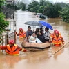 Sơ tán người dân khỏi các khu vực ngập lụt ở tỉnh Giang Tô, Trung Quốc, ngày 8/7/2020. (Ảnh: AFP/TTXVN)