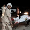 Chuyển người bị thương từ hiện trường một vụ tấn công ở Lashkar Gah, thủ phủ tỉnh Helmand, Afghanistan tới bệnh viện. (Ảnh: AFP/TTXVN)