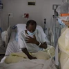 Nhân viên y tế chăm sóc bệnh nhân COVID-19 tại một bệnh viện ở Houston, bang Texas, Mỹ ngày 2/7/2020. (Ảnh: AFP/TTXVN)