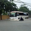 Tuyến đường Trường Chinh, phường Mường Thanh, thành phố Điện Biên Phủ bị ngập sâu trong nước. (Ảnh: Phan Tuấn Anh/TTXVN)