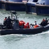 Lực lượng tuần tra biên giới Anh đưa người di cư bất hợp pháp lên cảng Dover ngày 9/8/2020. (Nguồn: Reuters)