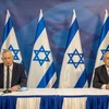 Thủ tướng Israel Benjamin Netanyahu (phải) và Bộ trưởng Quốc phòng Benny Gantz (trái) tại cuộc họp ở Tel Aviv ngày 27/7/2020. (Ảnh: AFP/TTXVN)