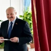 Tổng thống Belarus Alexander Lukashenko tại điểm bầu cử Tổng thống ở Minsk, ngày 9/8/2020. (Ảnh: AFP/TTXVN)