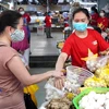 Người dân Đà Nẵng thực hiện nghiêm việc đeo khẩu trang khi đi chợ. (Ảnh: Quốc Dũng/TTXVN)