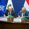 Bộ trưởng Quốc phòng Hungary, Tibor Benko và Đại sứ Mỹ tại nước này David Cornstein ký ý định thư về việc mua tên lửa từ tập đoàn quốc phòng Mỹ Raytheon. (Nguồn: MTI)