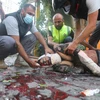 Sơ cứu cho nạn nhân bị thương trong vụ nổ tại Beirut, Liban, ngày 4/8/2020. (Ảnh: THX/TTXVN)