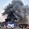 Khói bốc lên từ vụ nổ ở cảng Beirut, Liban ngày 4/8/2020. (Ảnh: AFP/TTXVN)