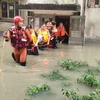 Lực lượng cứu hộ sơ tán người dân khỏi vùng ngập lụt tại tỉnh Tứ Xuyên, tây nam Trung Quốc, ngày 12/8/2020. (Ảnh: THX/TTXVN)