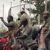 Binh lính Mali tới quảng trường Độc lập ở thủ đô Bamako sau khi nổ ra cuộc binh biến do một nhóm binh sỹ tiến hành, ngày 18/8/2020. (Ảnh: AFP/TTXVN)