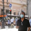 Người dân đeo khẩu trang phòng dịch COVID-19 tại Rome, Italy ngày 4/8/2020. (Ảnh: THX/TTXVN)