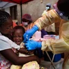 Nhân viên y tế lẫy mẫu xét nghiệm Ebola tại Cộng hòa dân chủ Congo. (Nguồn: AFP)