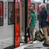 Người dân đeo khẩu trang phòng tránh lây nhiễm COVID-19 tại một nhà ga ở Frankfurt, Đức, ngày 14/8/2020. (Ảnh: THX/TTXVN)