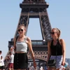 Du khách tham quan Tháp Eiffel ở Paris, Pháp ngày 7/8/2020. (Ảnh: THX/TTXVN)